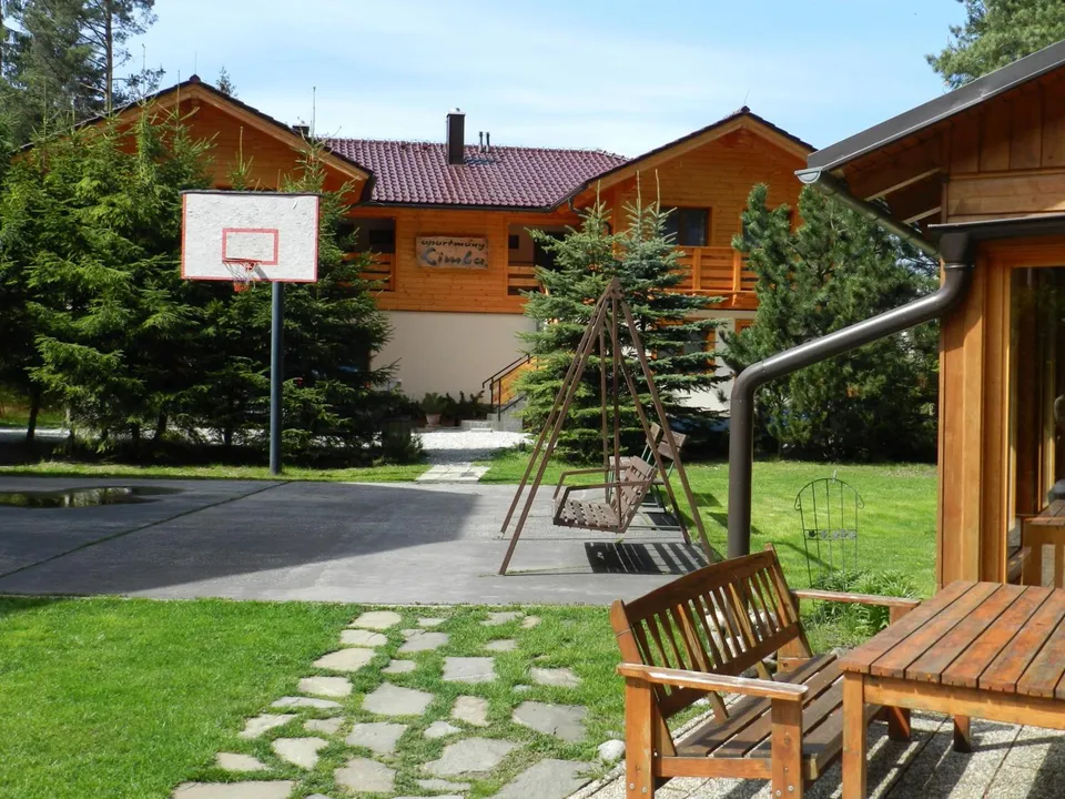 Záhrada s ihriskom na basketbal